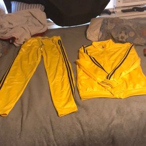 Matching yellow/black tracksuit🤩.